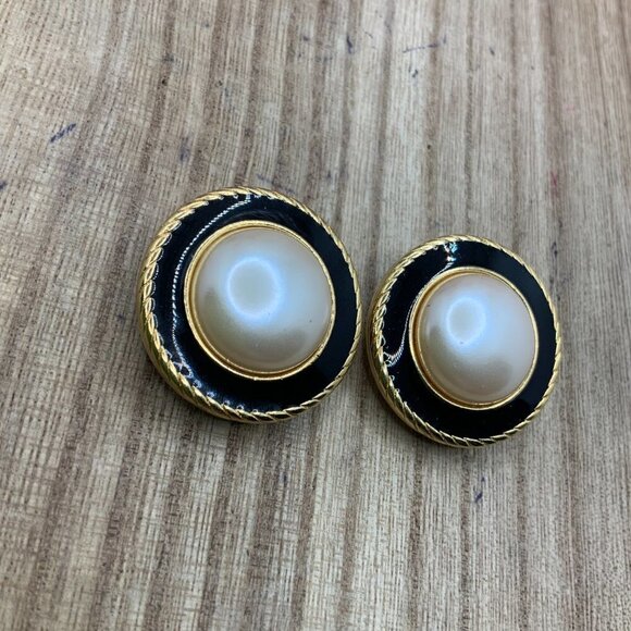 Richelieu Vintage Faux Pearl Clip On Earrings - Picture 6 of 6
